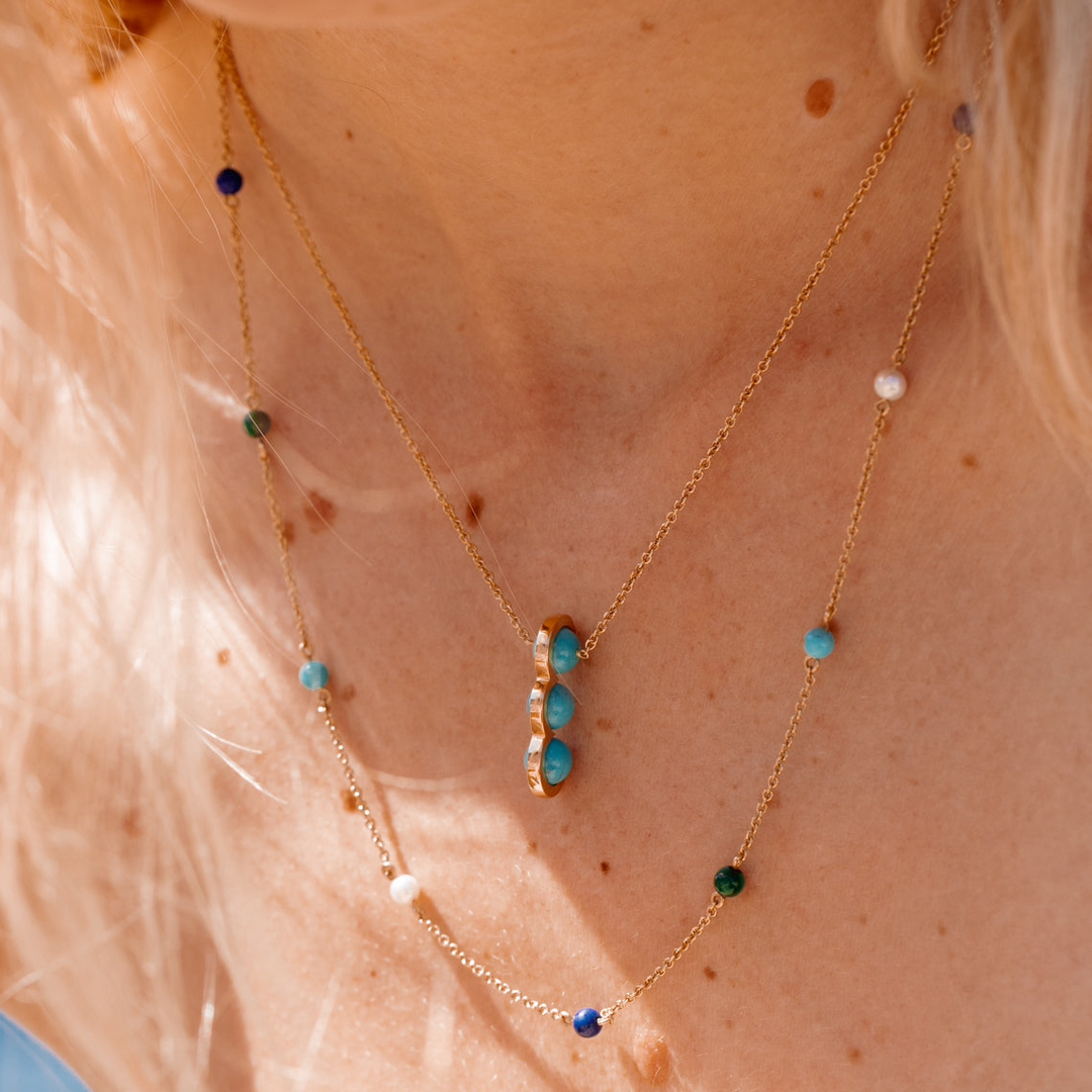 COLLIER CHAINE EN OR JAUNE TURQUOISES, MALACHITES, LAPIS LAZULI ET PERLES BLANCHES 50cm