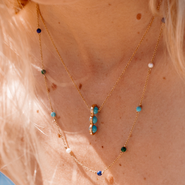 Collier chaîne en or jaune, turquoises, malachites, lapis lazuli et perles blanches - 50cm