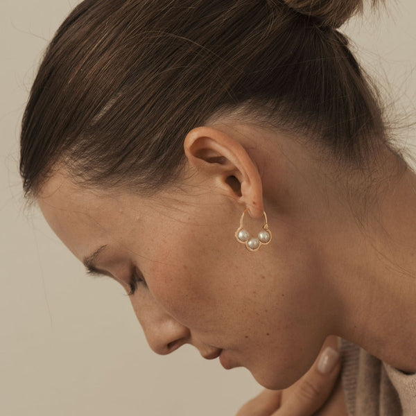 La Réserve – Boucle d’oreille en or jaune, diamants et perles blanches – Vendue à l’unité