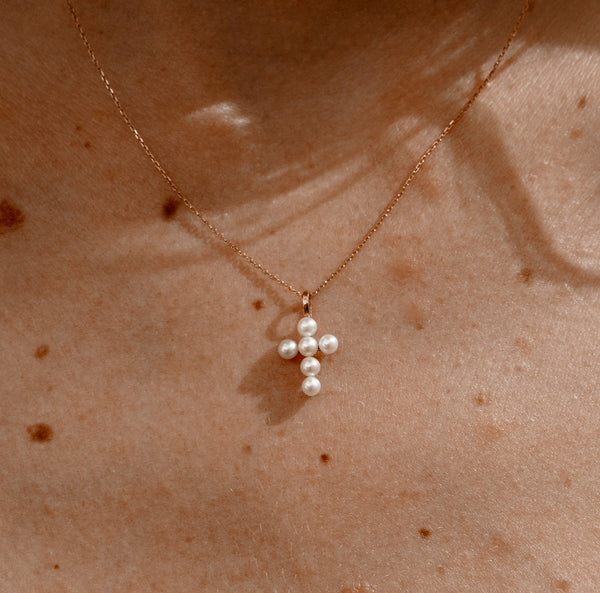 Pendentif croix en perles blanches - Exclusivité Internet