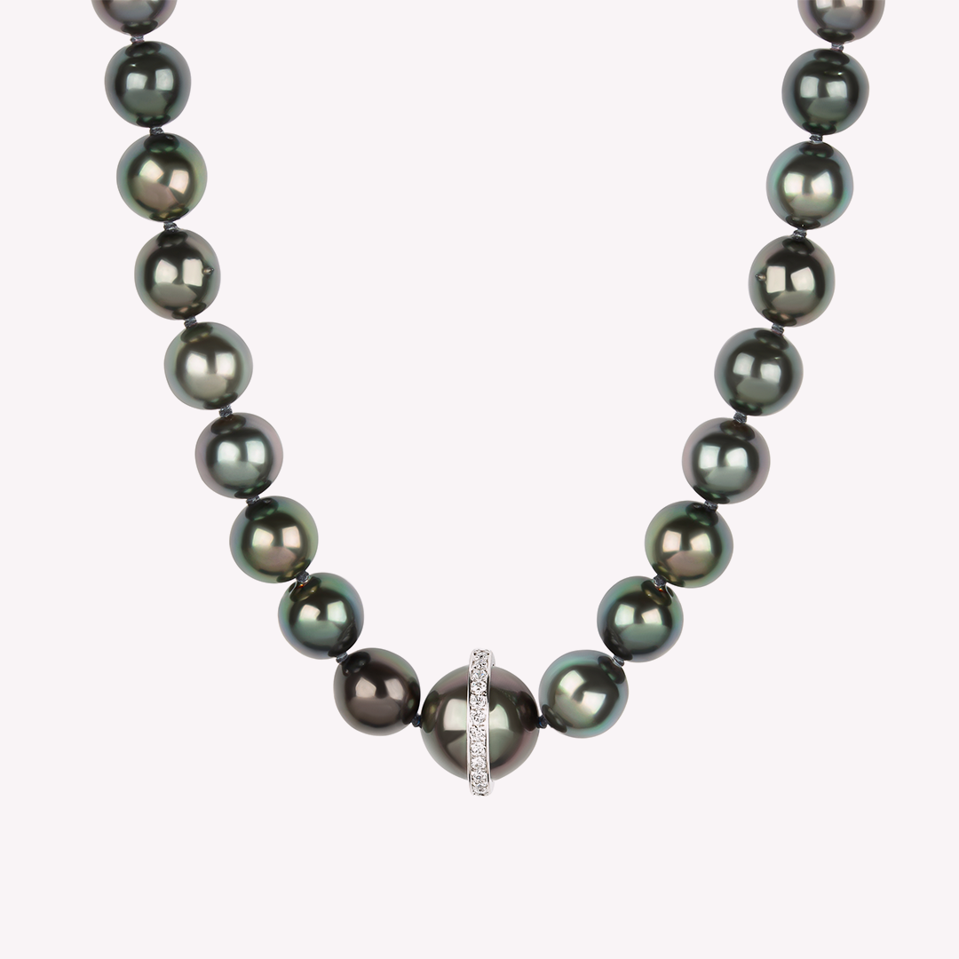 Collier de perles de Tahiti le plongeoir en or gris et diamants