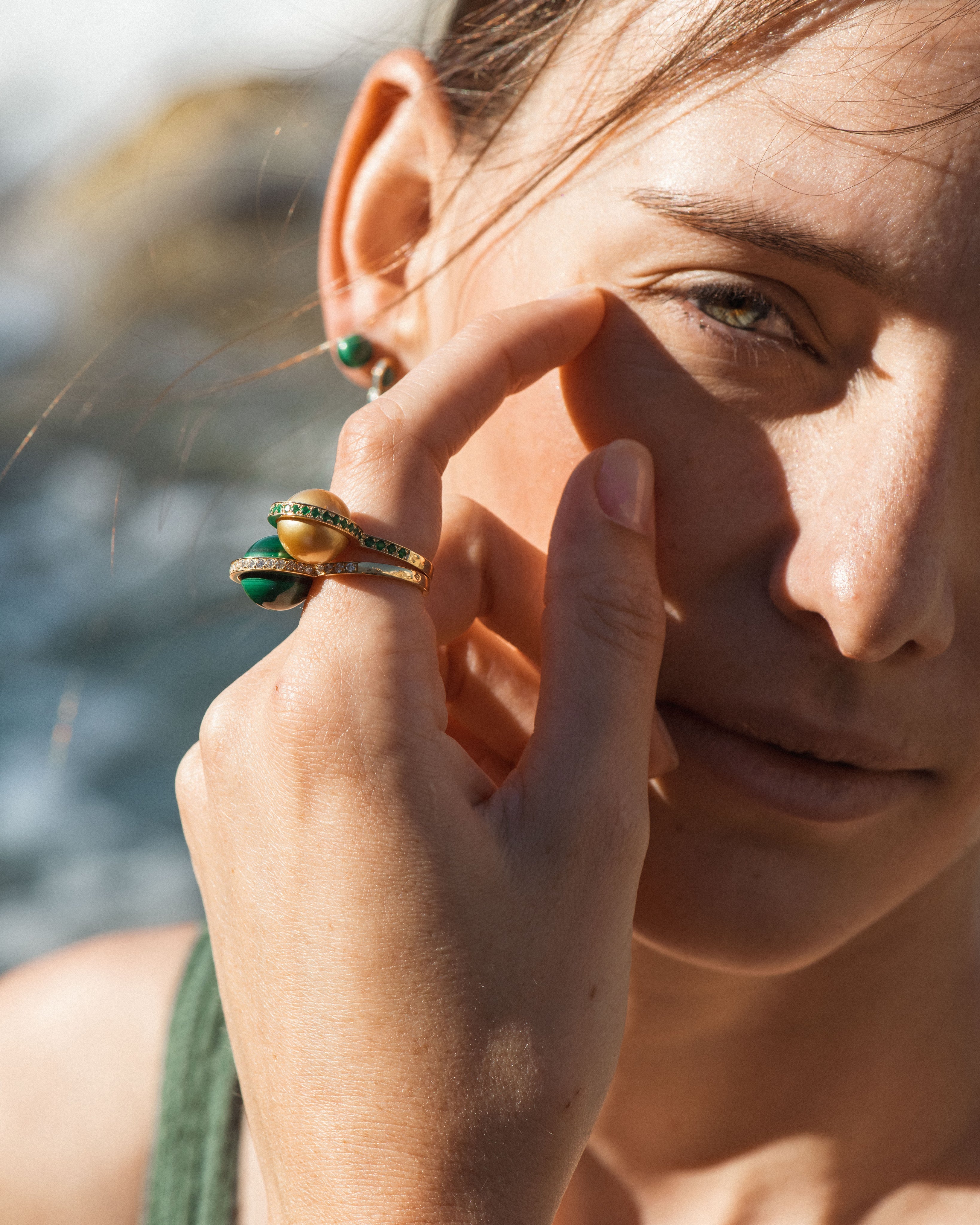 Le Plongeoir - Bague en or jaune, diamants et malachite